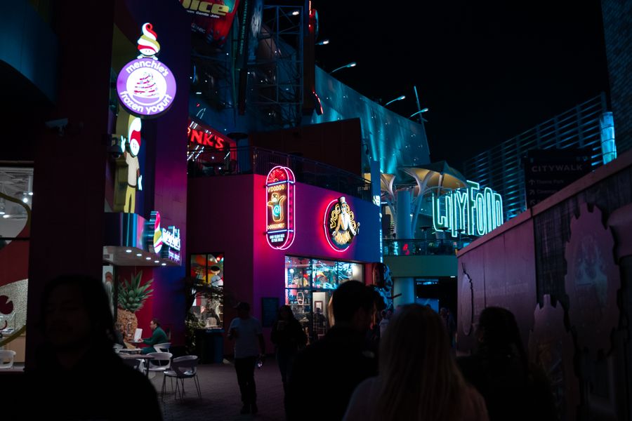 夜晚霓虹灯招牌下的城市街头人流