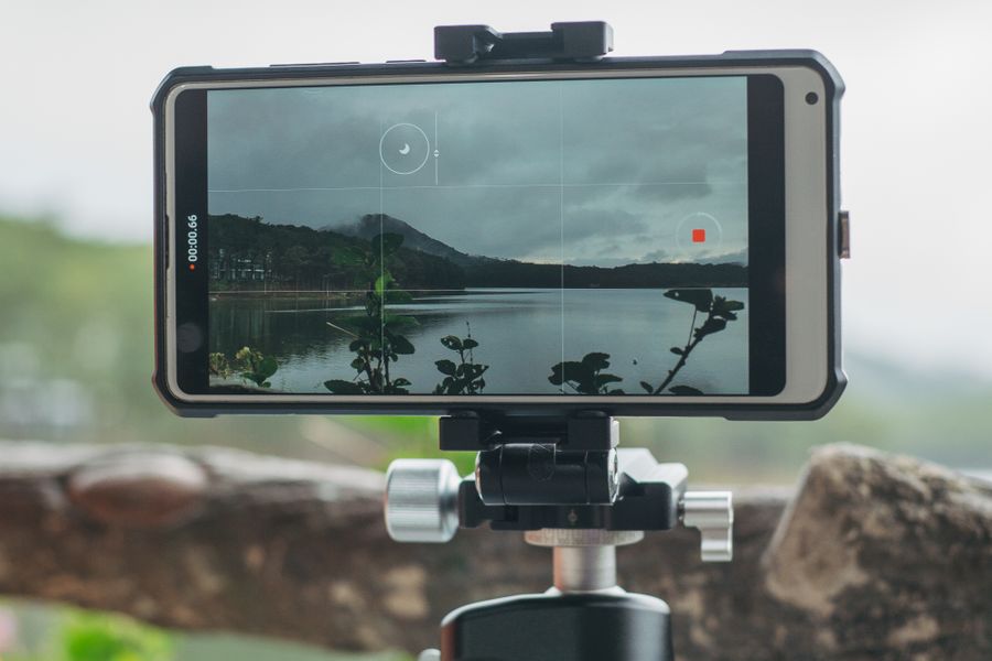 固定在三脚架上的手机正在录制视频
